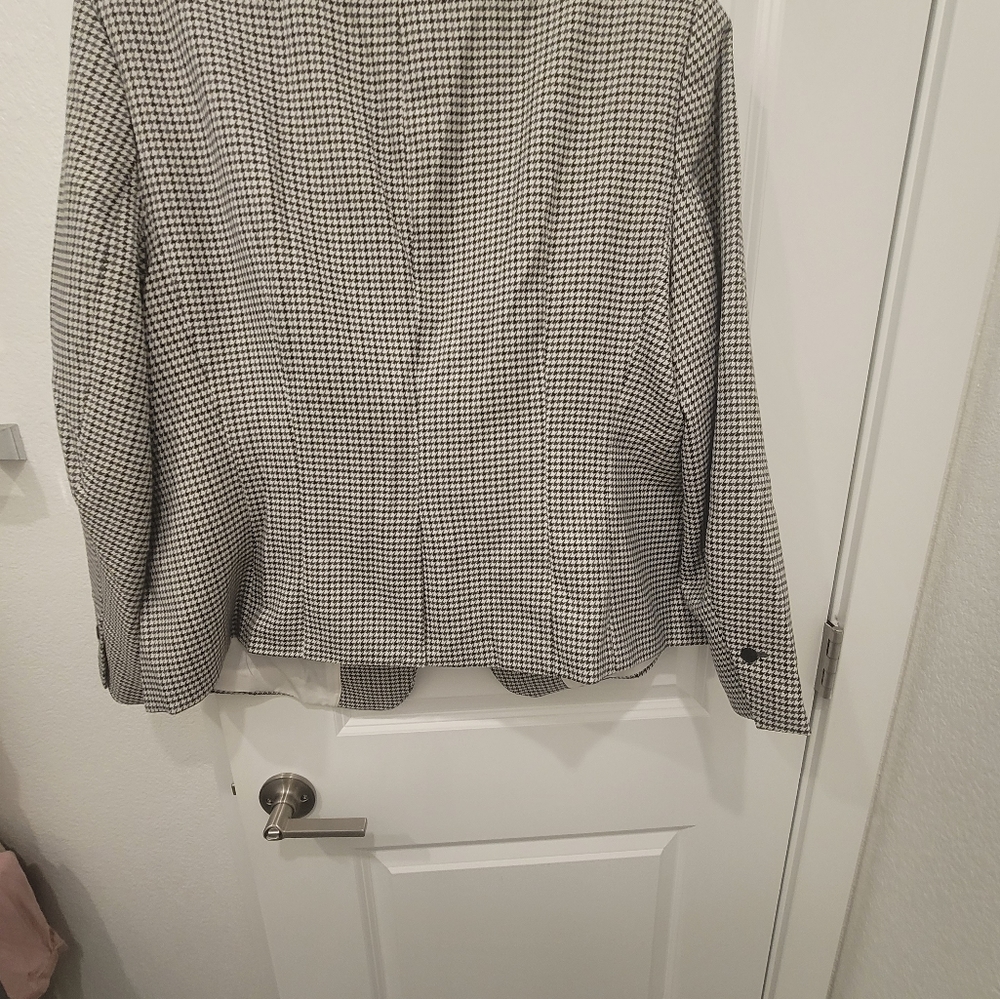 Clothing - Picture 4 of 4